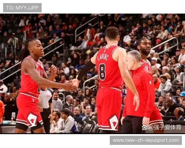 公牛拉文底线加速上篮，伺机完成爆扣，篮球场上的飞天传奇